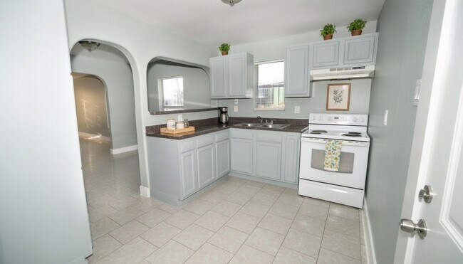 Building Photo - 4826 Bristol St