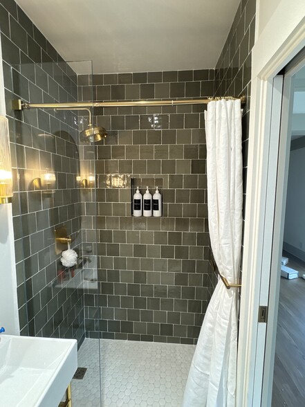 Building Photo - 1121 N Heliotrope Dr