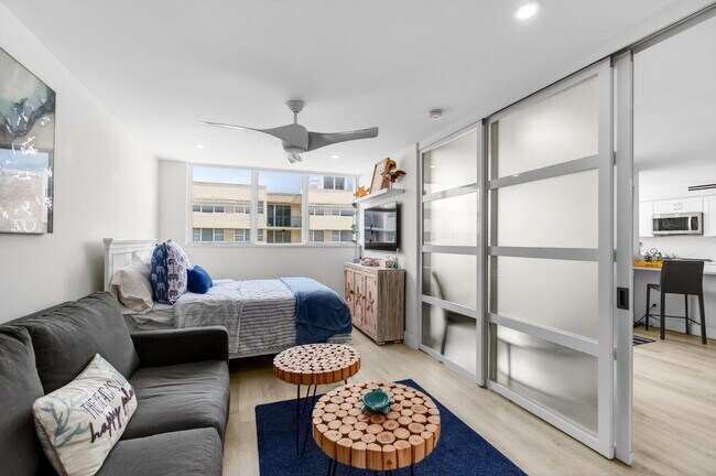 Building Photo - 1236 Hillsboro Mile