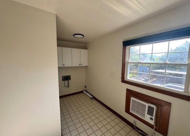 Building Photo - 133 E Ravine Rd