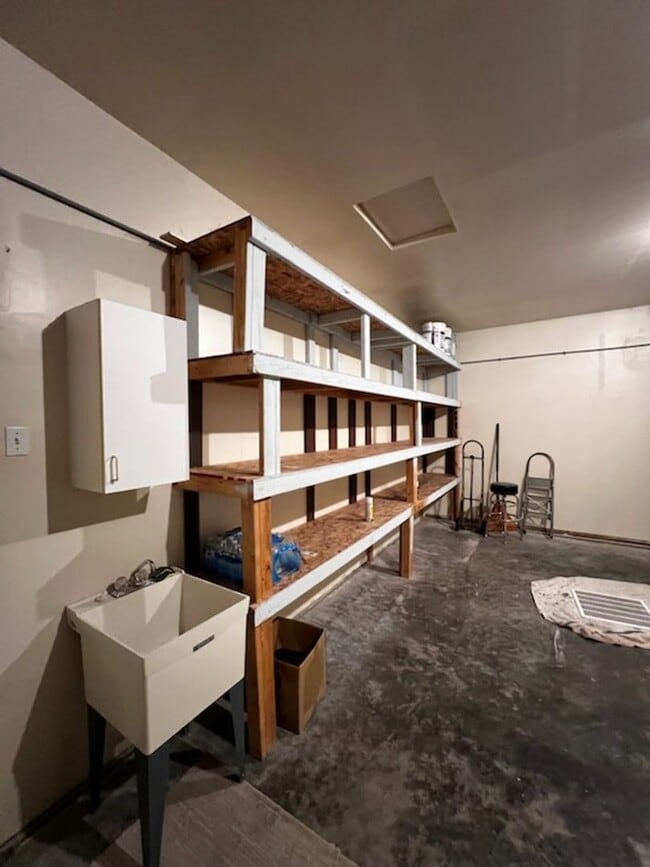 Building Photo - Elegant home in UP with primary bedroom suite on main level