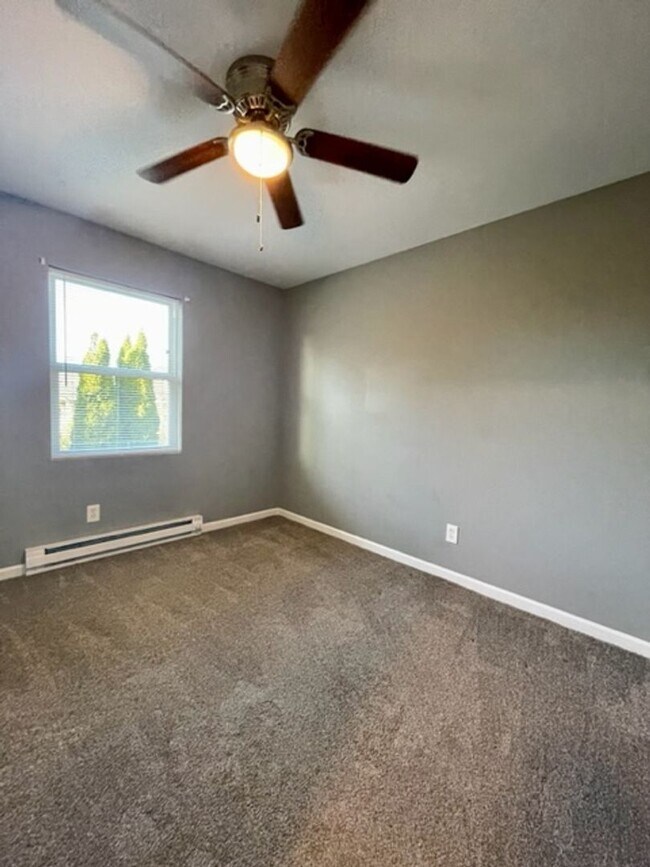Building Photo - ASHLAND - NICE + Quiet 2 Bedroom Available