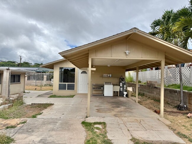 Building Photo - Partially Renovated 2 Bedroom / 1 Bathroom Cottage in Kahului!