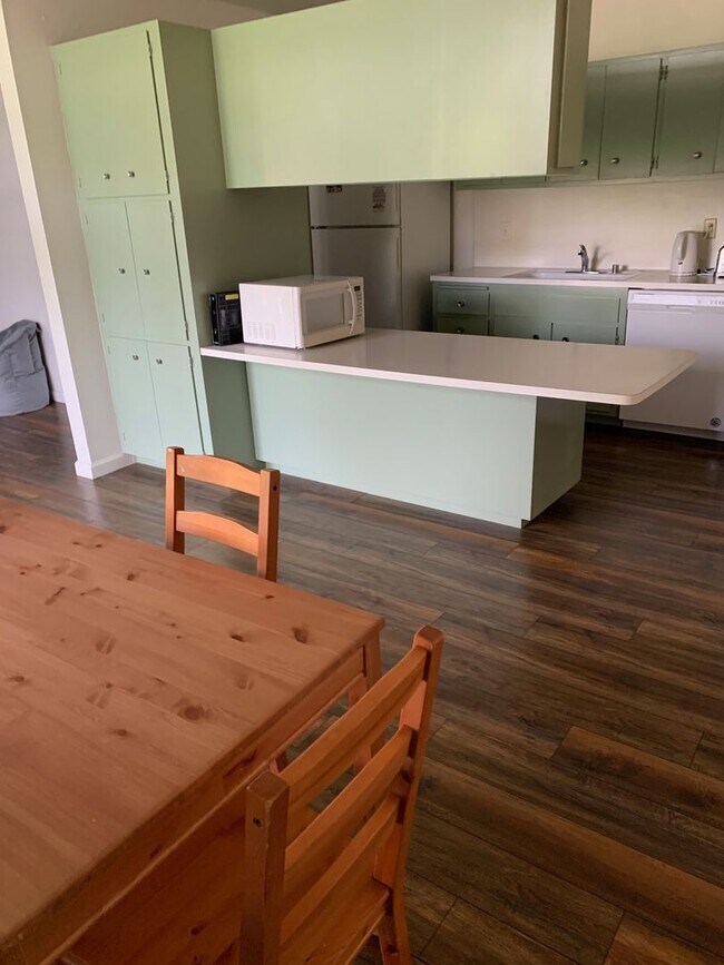 Building Photo - Beautiful 3 bedroom home in Central Davis available for fall move in!