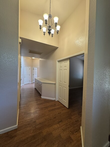 Building Photo - 7692 E Dayview Cir