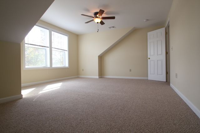 Building Photo - 204 River View Ln