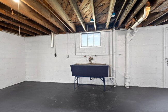 Building Photo - 1930 Stevens Ave