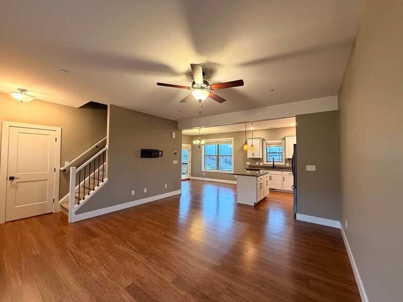 Building Photo - 746 Golden Spring Dr