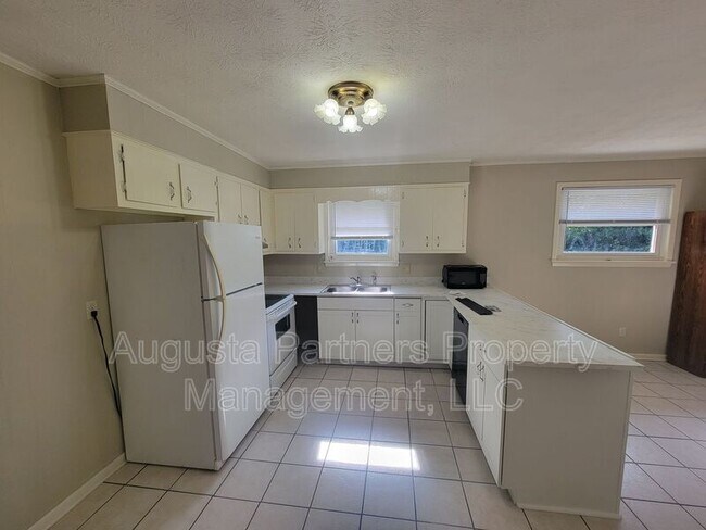 Building Photo - 225 Pecan Dr