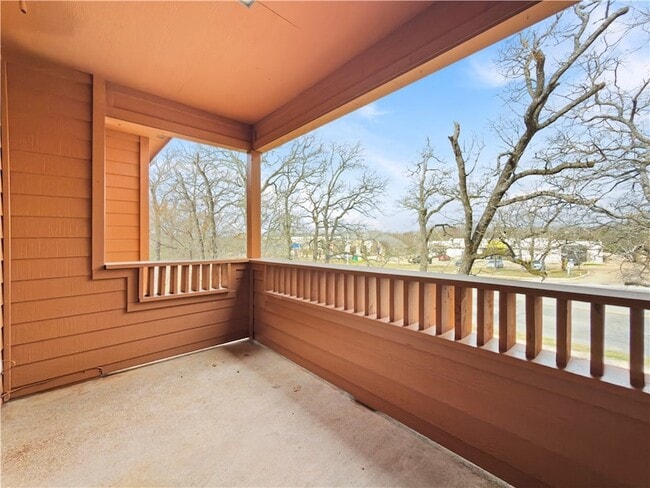 Building Photo - 1305 W Villa Maria Rd