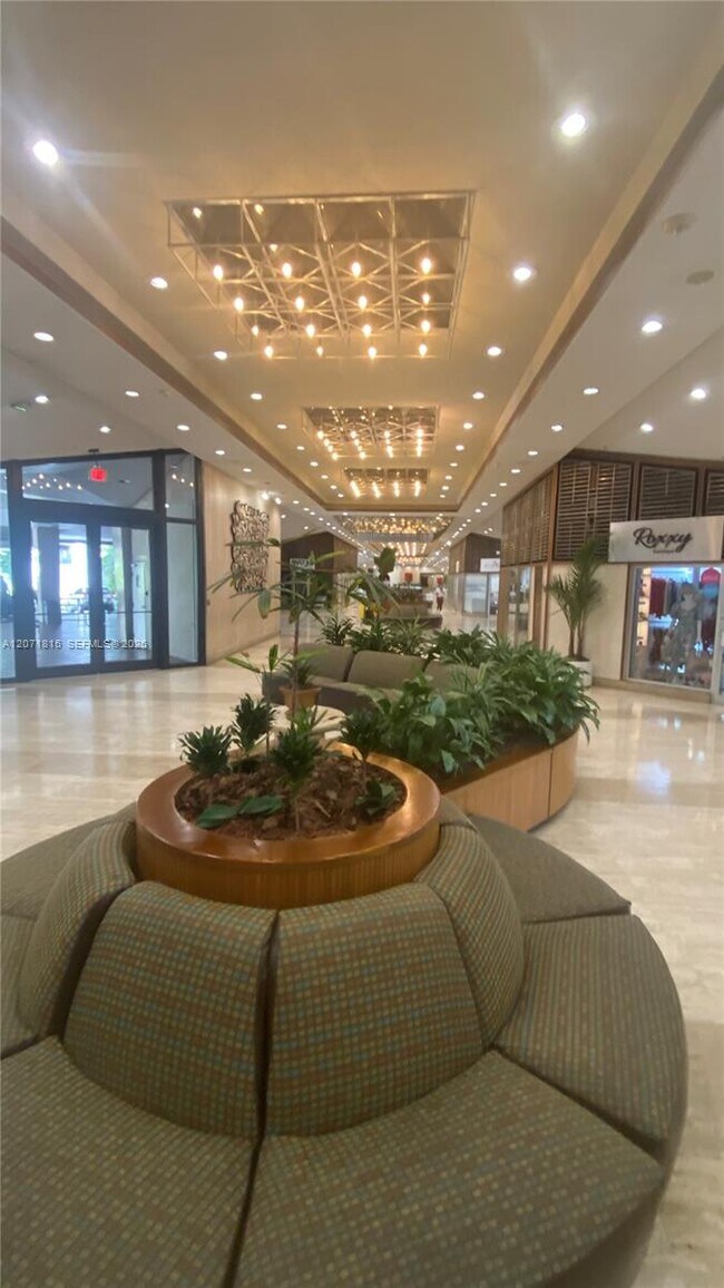 Building Photo - 999 Brickell Bay Dr