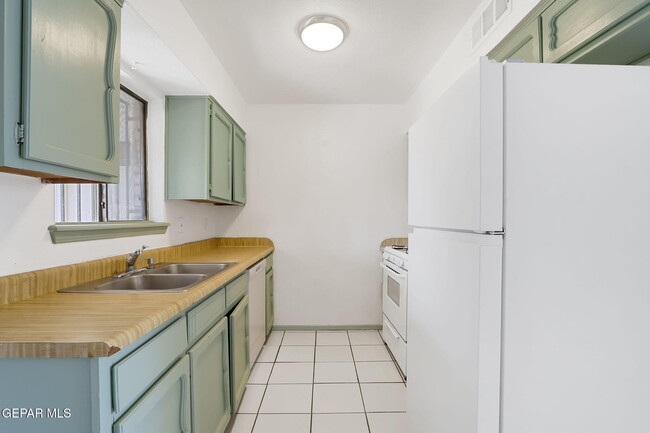 Building Photo - 3017 E Glen Dr