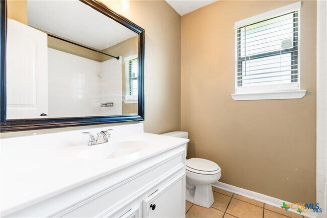 Building Photo - 605 Paintbrush Dr