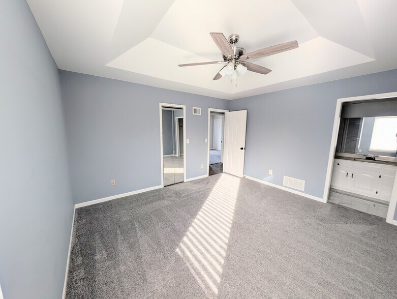 Building Photo - 1637 E Sheridan Bridge Ln