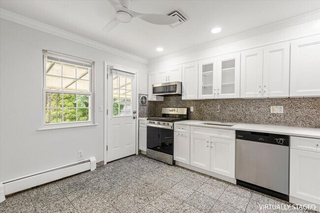 Building Photo - 649 White Plains Rd