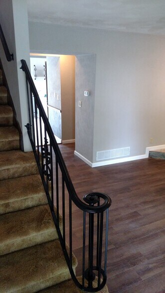 Building Photo - 833 Nowland Ct