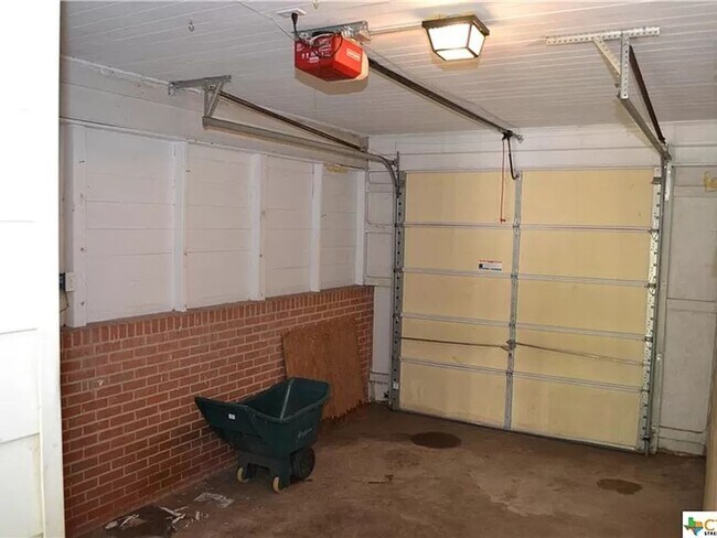 Building Photo - 3 Bed, 1 Bath with Hardwood Floors and Large Fenced Backyard