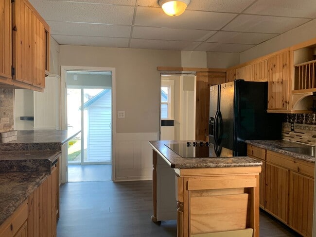 Building Photo - Spacious single family home with 3 beds/2 ...