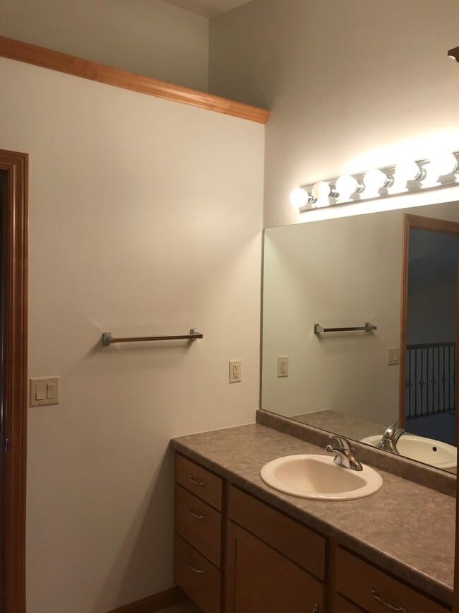 Building Photo - 2100 River Point Ct