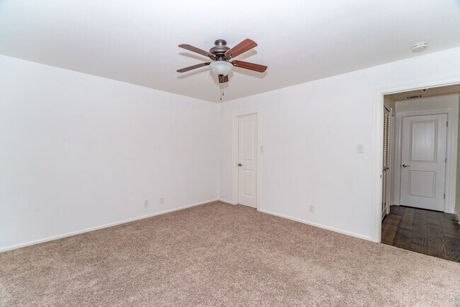 Building Photo - RENOVATED 2-BEDROOM IN WHISPERING OAKS