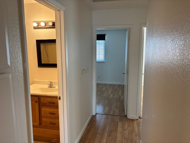 Building Photo - Close to Schools & Shopping