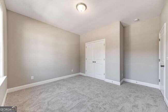 Building Photo - 1060 River Park Dr