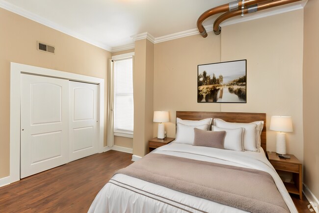Building Photo - 3 bedroom, 2 bath apartment located in the...