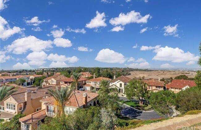 Building Photo - 9 Marisol