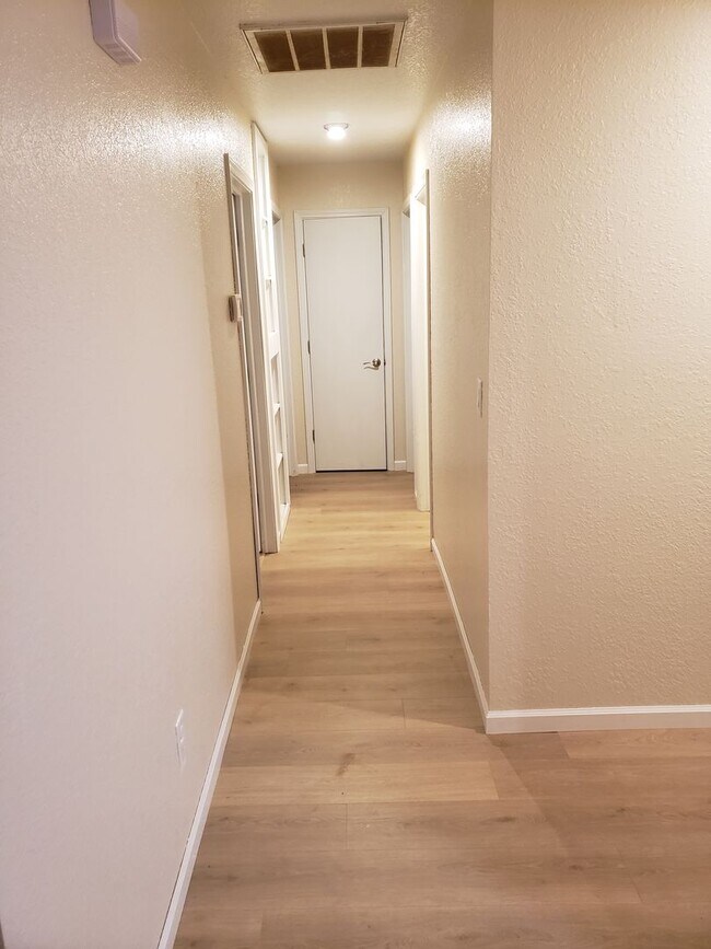 Building Photo - Charming single-family home in Redding