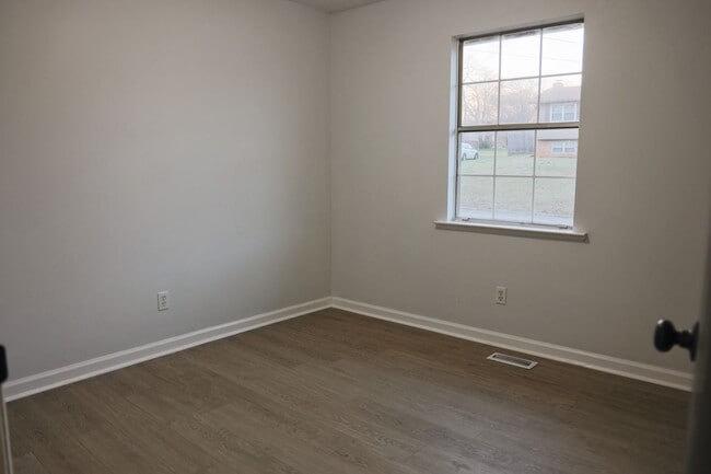 Building Photo - NEWLY REMODELED