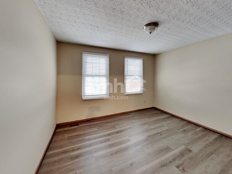 Building Photo - 254 Oxford Dr SW