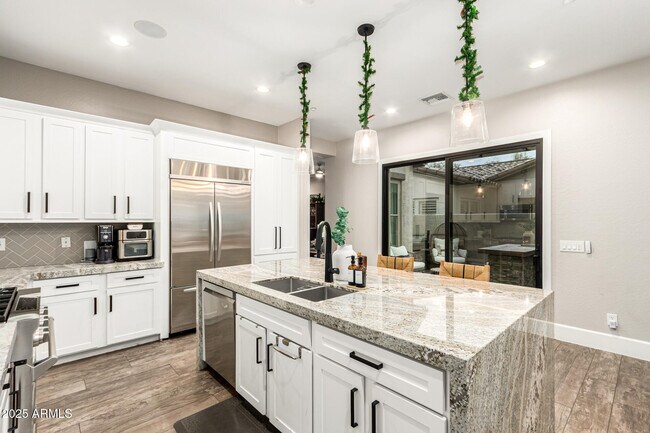 Building Photo - 9250 E Via De Vaquero Dr