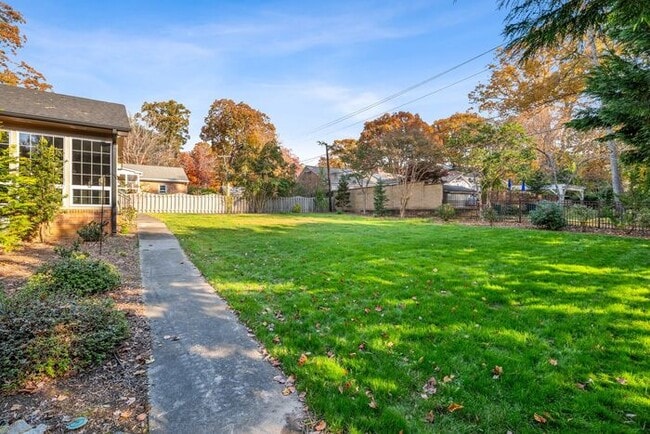 Building Photo - NW, Updated, Wood Floors, SS Appl., Den, D...