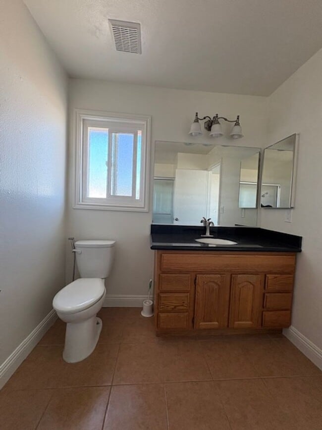 Building Photo - Centrally Located Redlands Townhome