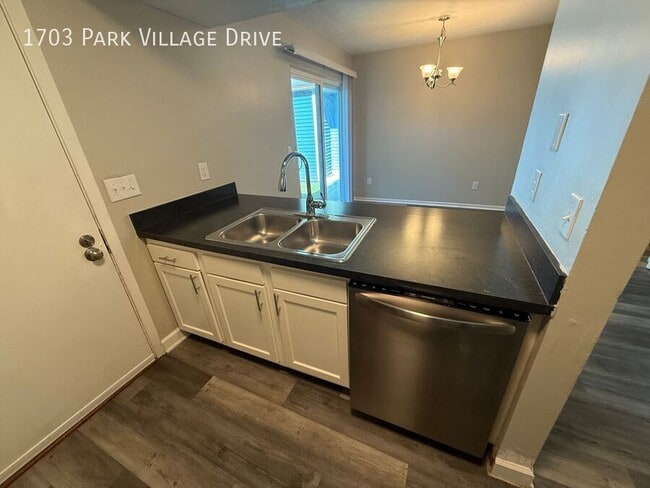 Building Photo - 1703 Park Village Dr