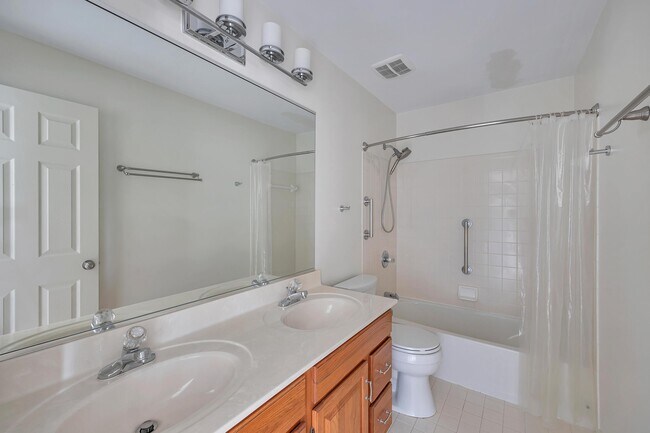 Building Photo - 1658 Grandview Dr