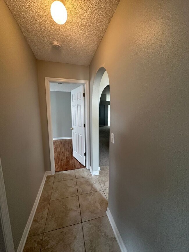 Building Photo - Coastal Living, Close to the Beaches, Comm...
