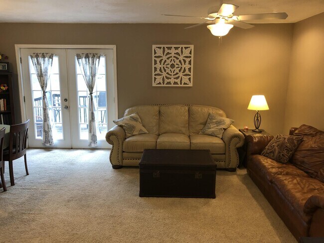 Building Photo - 2020 Grandview Dr