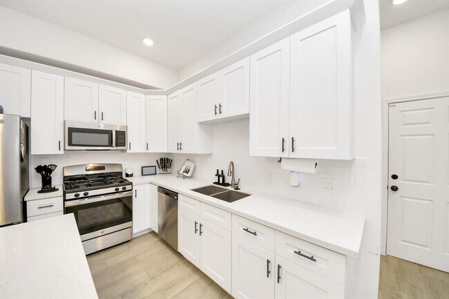 Building Photo - 4613 Ireland St