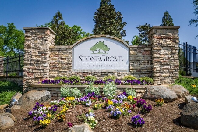 Building Photo - 2420 Silverthorn Dr