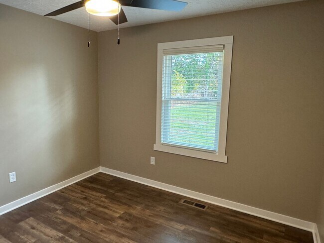 Building Photo - 516 Claremoor Ave