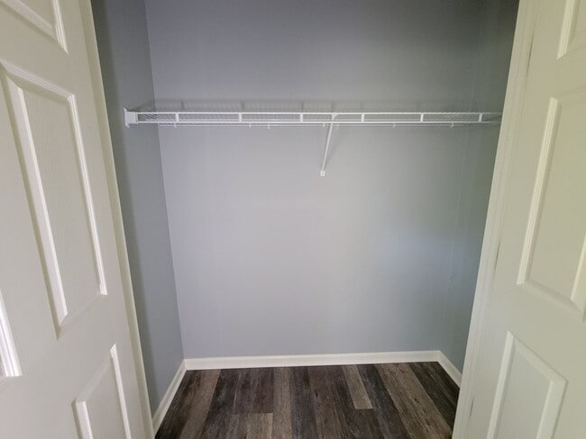 Building Photo - 5 bed/ 3 bath Single family home.