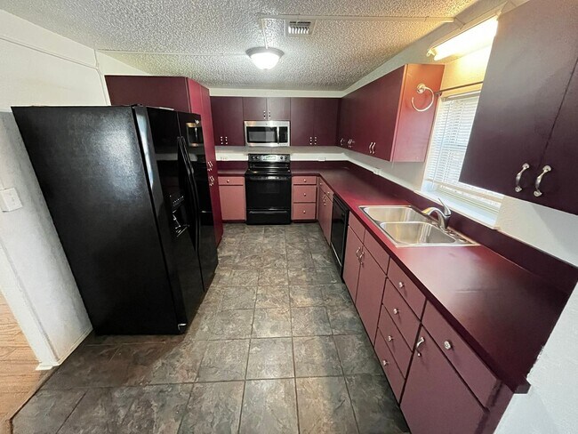 Building Photo - Perfect Rental for Families — Great Location!