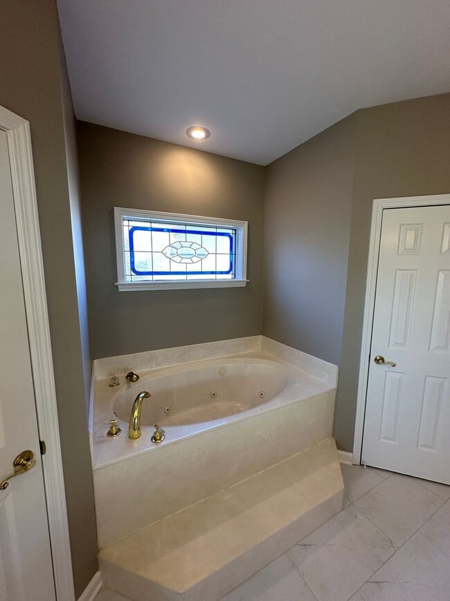 Building Photo - Elegant 4 BR w/POOL MAINTENANCE INCLUDED near Cherokee Valley Golf Club