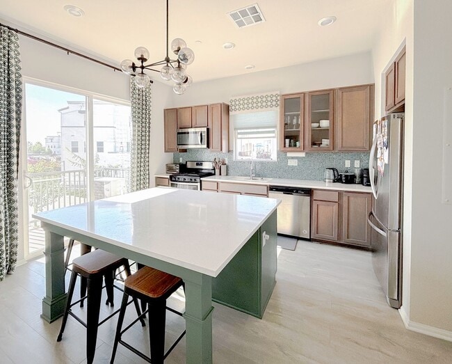 Building Photo - EXQUISITE 2 BEDROOM TOWNHOME IN THE HEART ...