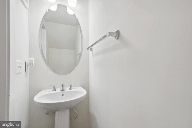 Building Photo - 55 Silverway Dr