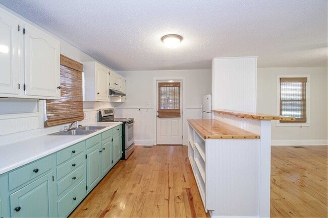 Building Photo - 2877 Old Clarksville