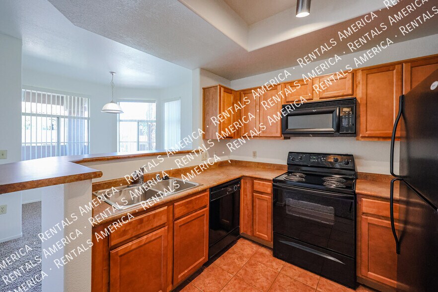 Building Photo - 3830 E Lakewood Pkwy E