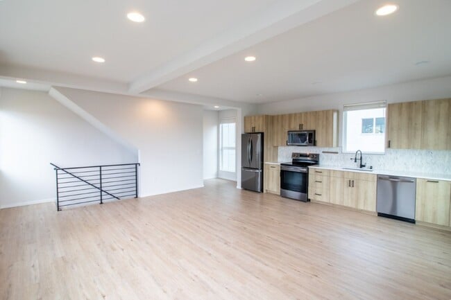 Building Photo - 3Bd/1.75Ba Seattle Townhouse