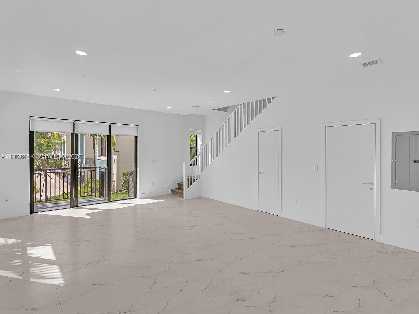 Building Photo - 6130 SW 36th Ct